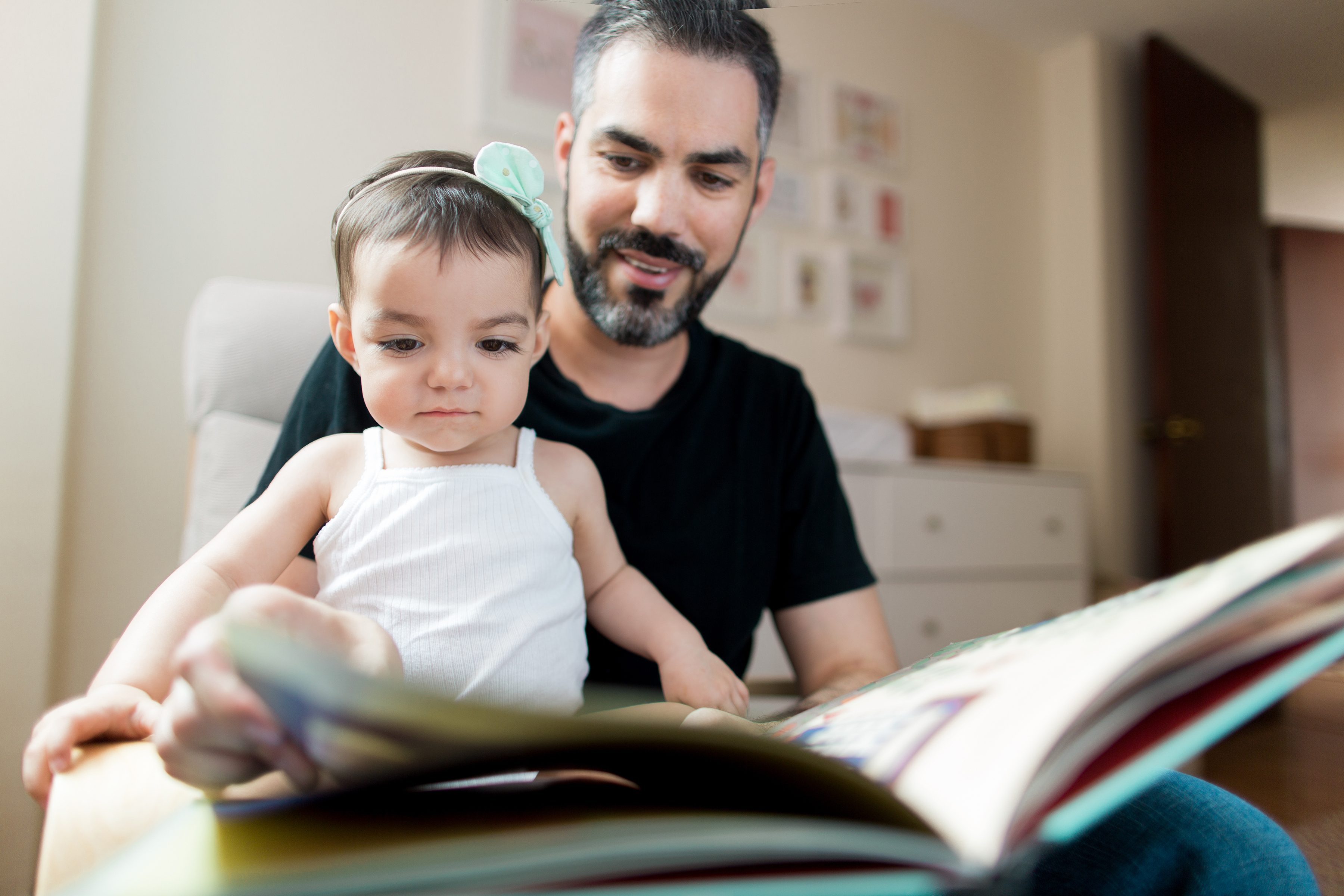 يجب على الآباء طرح اسئلة على أطفالهم أثناء إطلاعهم على الكتب/ISTOCK