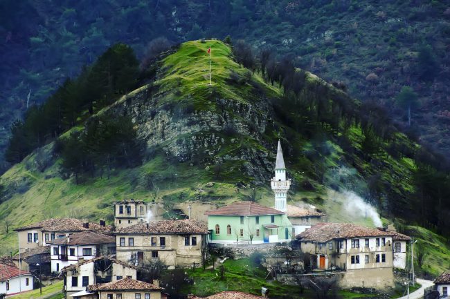 بسبب طفل يتيم.. قرية تركية كاملة تتحدث الإنكليزية وتتعامل بالدولار !