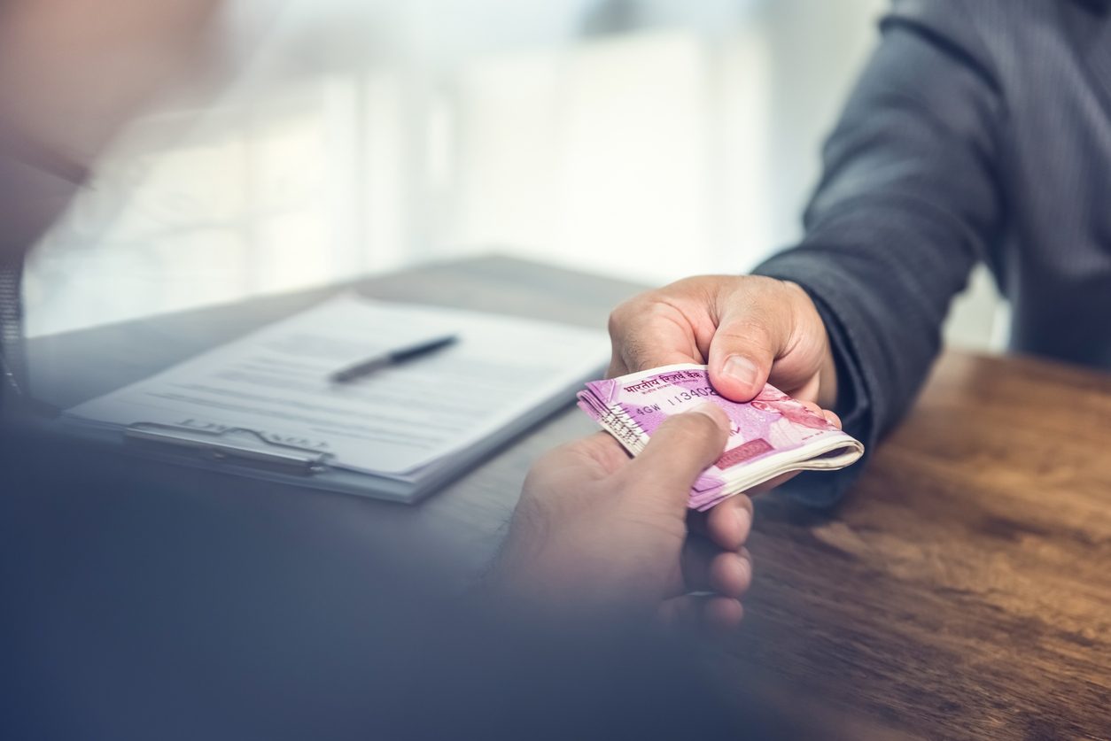 كيف تتحايل الدولة على الموظفين دون أن يشعروا عن طريق الضرائب الخفية؟