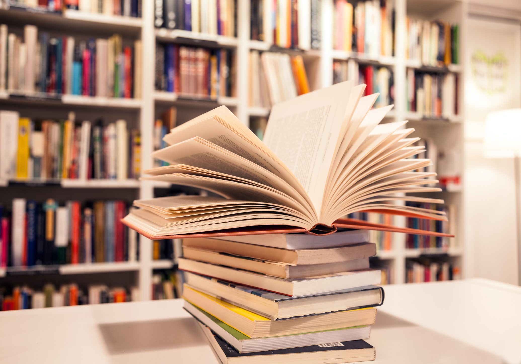 اجتمع النشطاء والكُتاب للتظاهر ضد حظر الكتب 3 مرات في سبتمبر/ رويترز