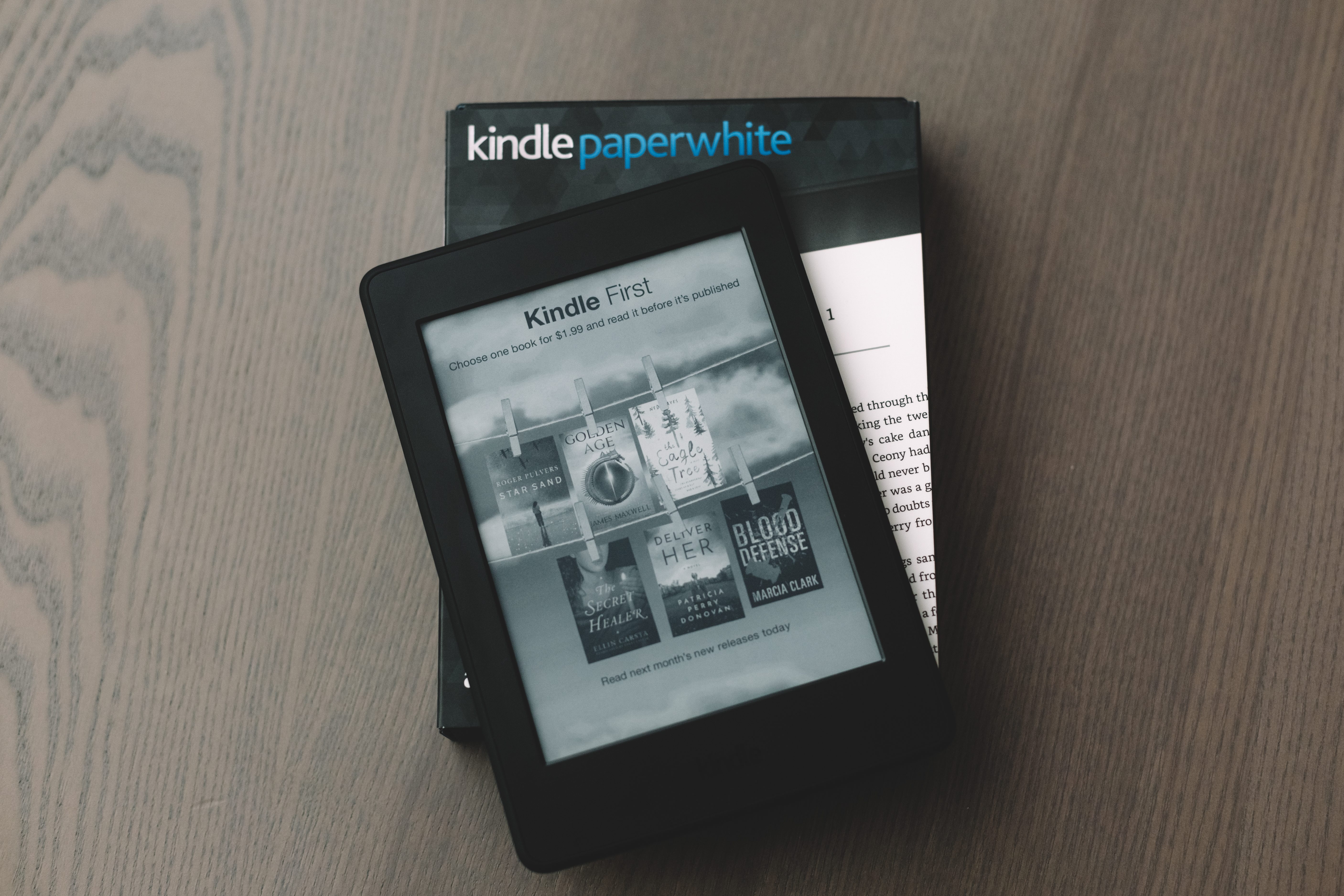جهاز kindle paperwhite أقل وزناً من النسخة السابقة/ISTOCK