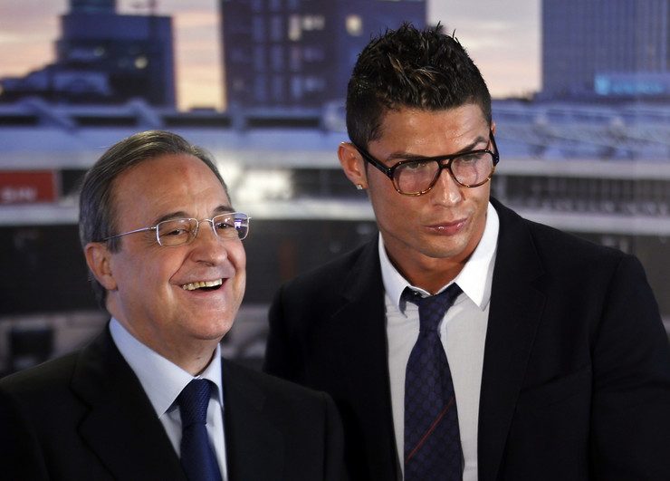 البرتغالي كريستيانو رونالدو مع رئيس ريال مدريد الإسباني فلورينتينو بيريز (رويترز)