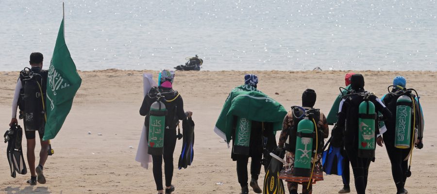 توسعت المجالات أمام المرأة السعودية ووصلت إلى الغوص/رويترز