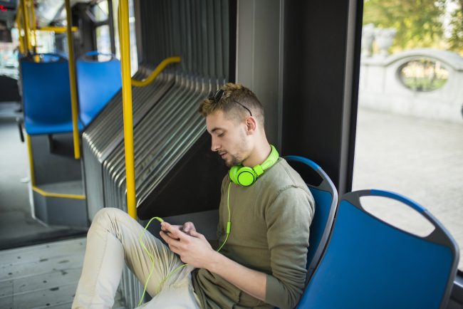 منظمة الصحة: جيل الألفية يُتلف أُذنه بالاستماع للموسيقى الصاخبة