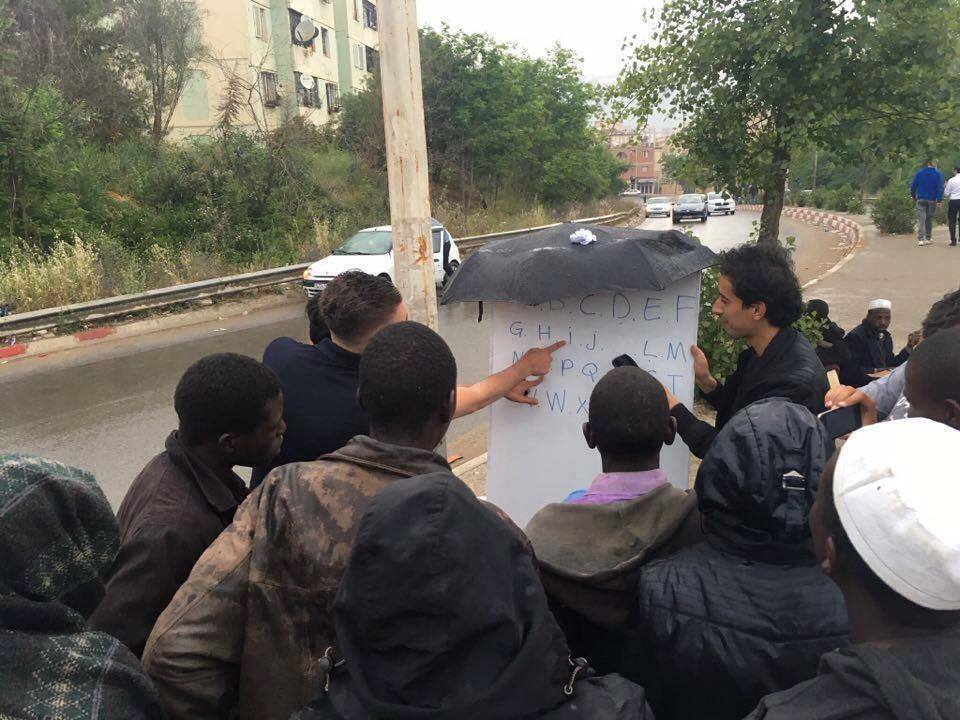 جو التدريس ممتاز، رغم افتقارهم لصالات وطاولات / خاص
