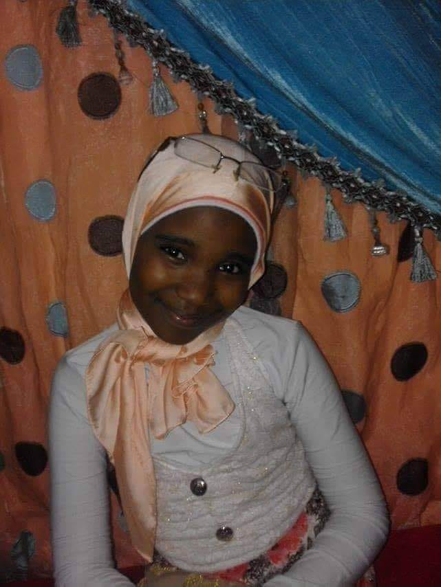 مدرس لغة عربية بمصر يسخر من لون بشرة إحدى تلميذاته، وعندما بكت هددها بالطرد من الفصل