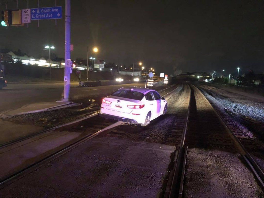 يوجه امرأة لقيادة سيارتها على قضبان السكك الحديدية