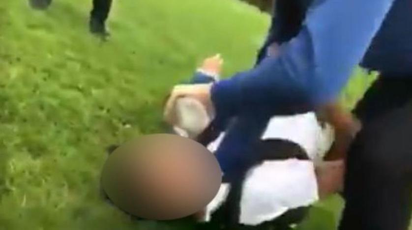 «شاهد» .. صرخ به: «سأغرقك» ثم سحله ووضع المياه في فمه.. اعتداء على طالب سوري يفجر الغضب في بريطانيا وحملة دعم كبيرة له