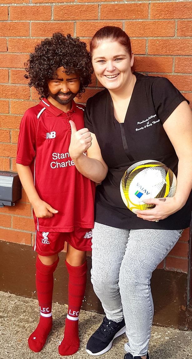 فتاة صغيرة تتنكر بشكل محمد صلاح في عيد الهالوين