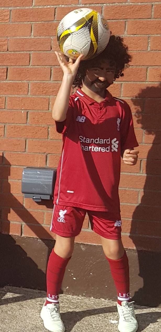 فتاة صغيرة تتنكر بشكل محمد صلاح في عيد الهالوين