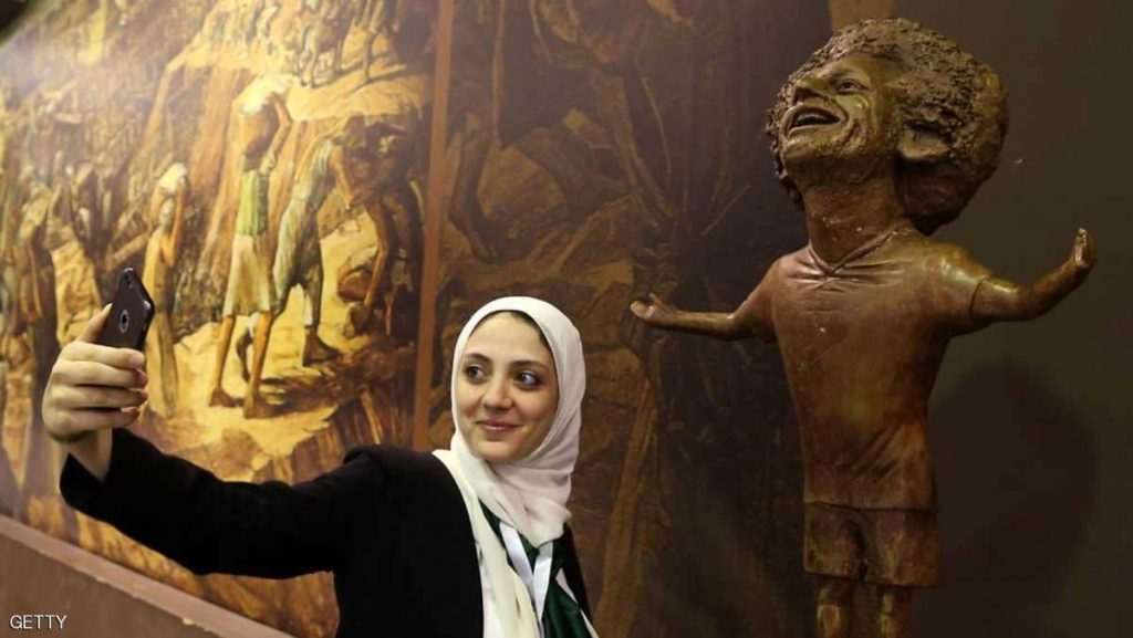 محمد صلاح يتصل بصانعة تمثاله