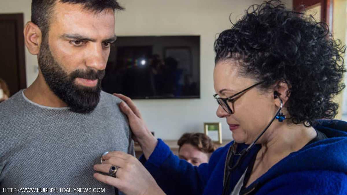 تسمع نبضات قلب ابنها بعد عام على وفاته