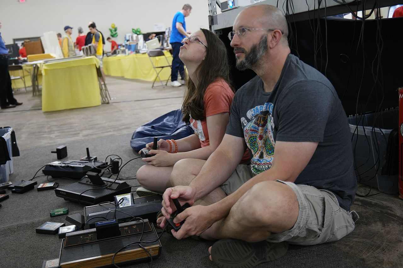 رجل وفتاة يلعبان أتاري