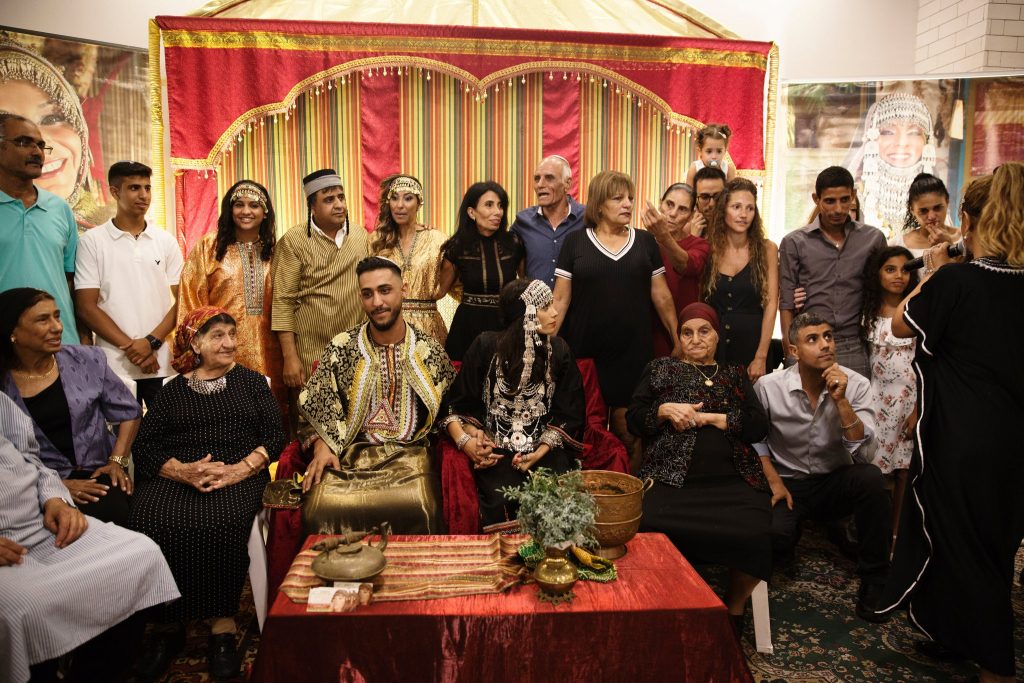 العائلاتان اجتمعتا مع العرسان في ليلة لحناء