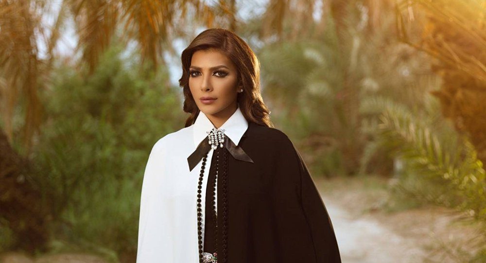 "كل شيء بعيشه لأول مرة".. أصالة تستقل دراجة نارية مع زوجها