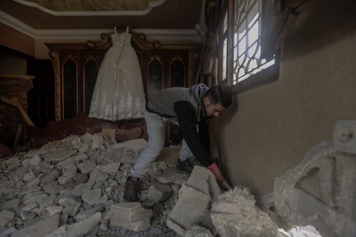 قبل موعد زفافهما قضت طائرات إسرائيلية على الفرحة في قلبي فادي ويارا، ففستان الفرح الأبيض الذي قدمت به عروسه من سوريا وغرفة نومه في قطاع غزة تحولت إلى دمار