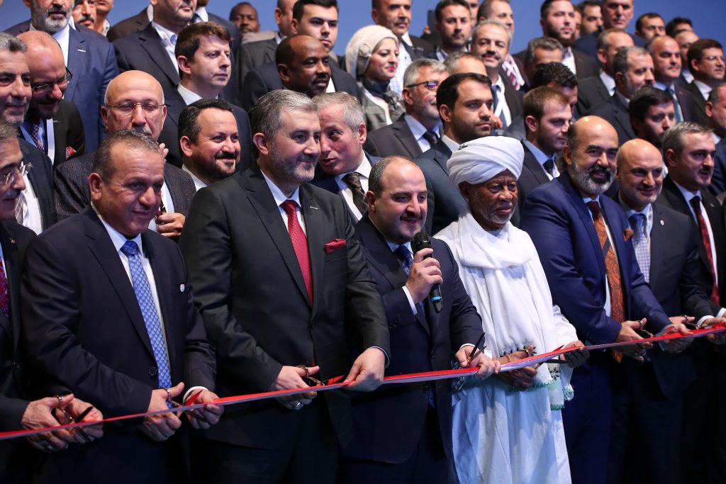 وزير الصناعة والتكنولوجيا التركي مصطفى فارناك ورئيس رابطة الصناعيين ورجال الأعمال المستقلين في تركيا "موسياد إكسبو MUSIAD EXPO" عبد الرحمن قان