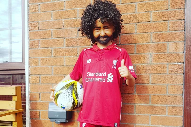 فتاة تتنكر بشكل محمد صلاح في عيد الهالوين