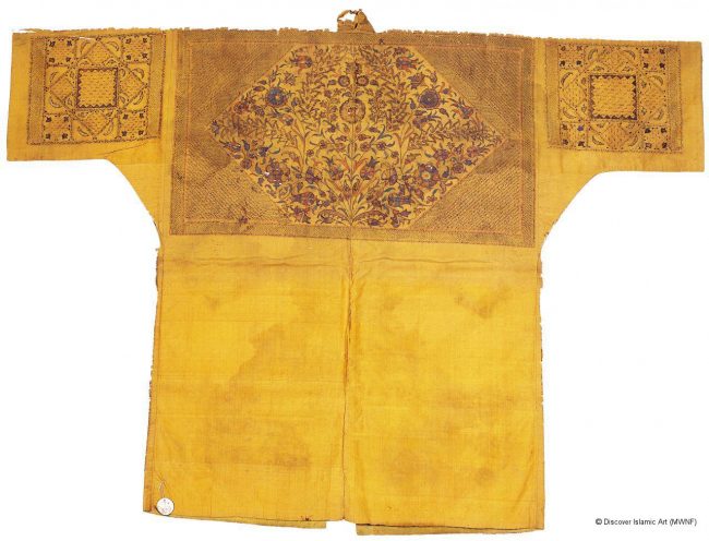 تناقله الملوك عبر مئات السنين، وصمّمه المشعوذون لمنع الانقلابات.. قميصٌ سحريٌ يخدم الجنّ صاحبه في أحد متاحف القاهرة