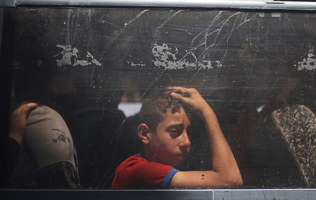 طفل فلسطيني ينتظر المرور إلى مصر