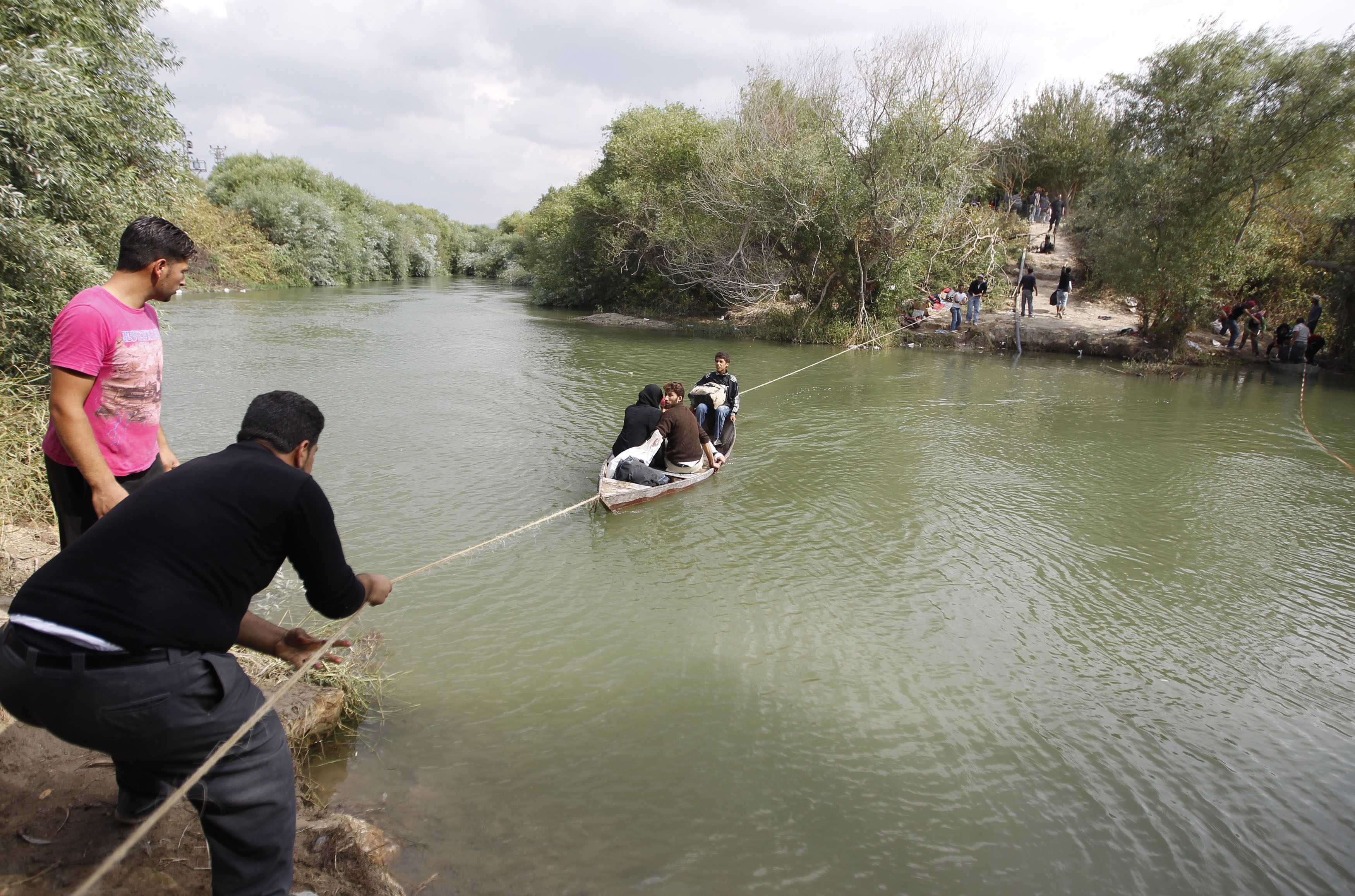 هرّب آلاف الوثائق بواسطة قارب بدائي عبر نهر العاصي.. المعلّم السوري الذي اقتحم مكتباً للمخابرات قد يساهم في تحقيق العدالة لضحايا نظام الأسد