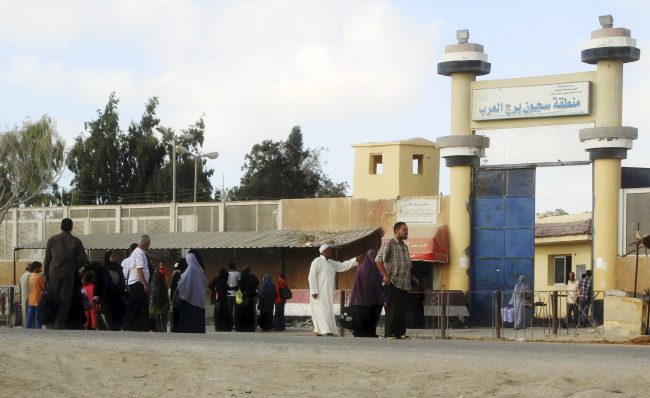 أقدم سجناء مصر خارج الزنزانة.. قضى 45 عاماً في سجن شديد الحراسة، قبل أن يستفيد من عفو رئاسي