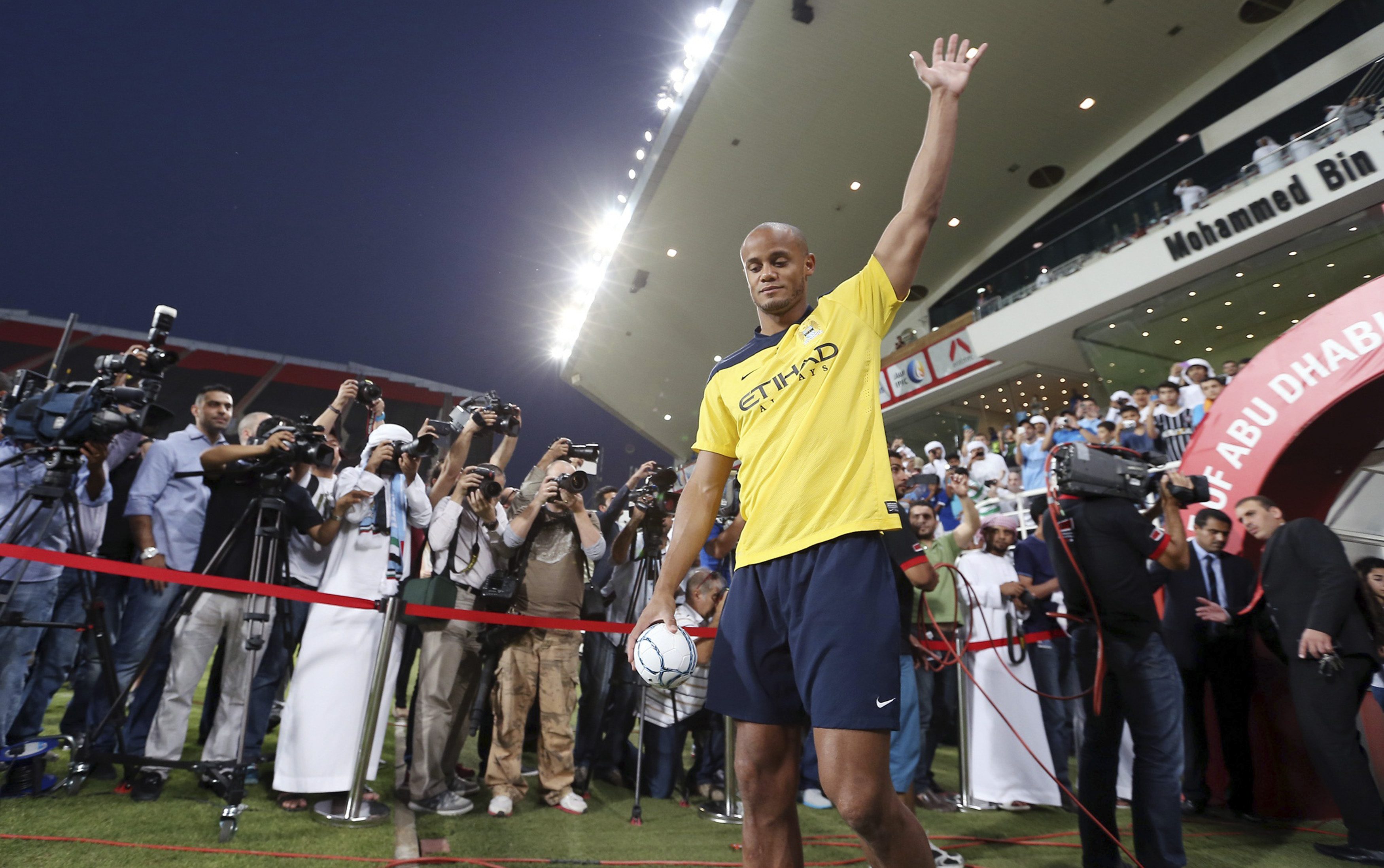 قائد مانشستر سيتي الإنكليزي والمنتخب البلجيكي فينسنت كومباني في أبو ظبي (رويترز)