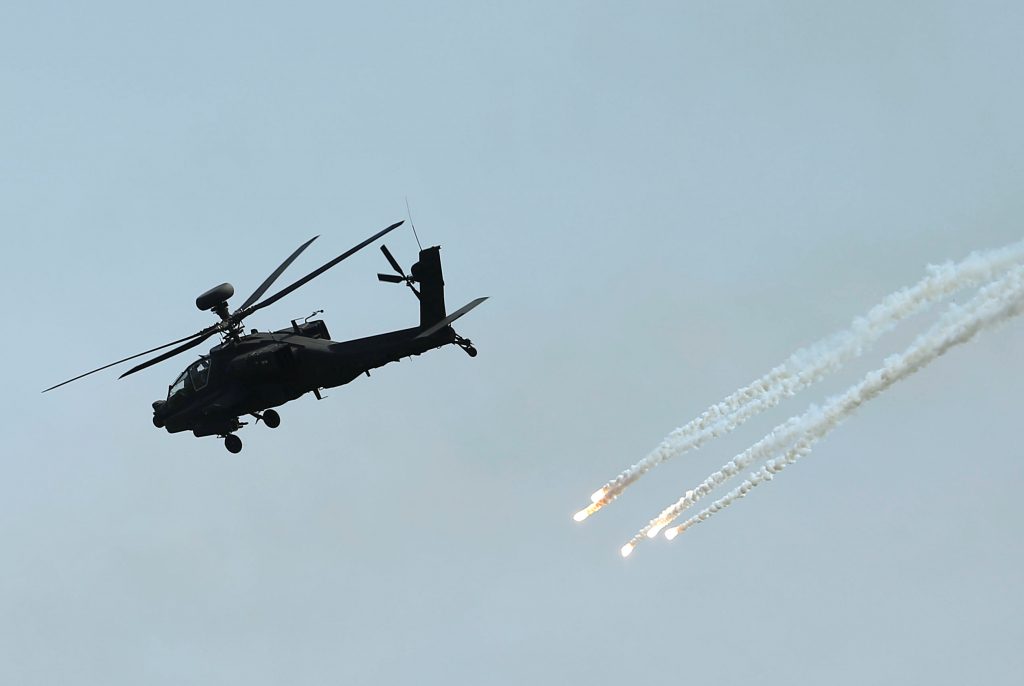 طائرة أباتشي AH-64E الأمريكية (رويترز)