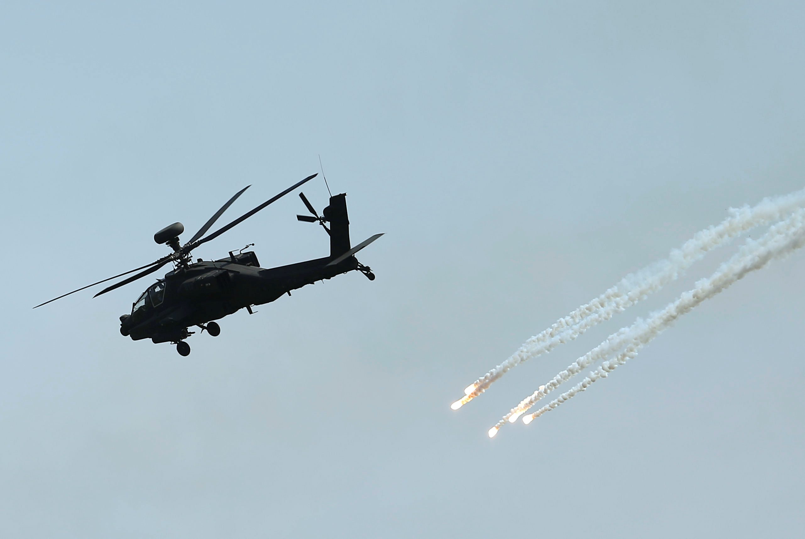طائرة أباتشي AH-64E الأمريكية (رويترز)