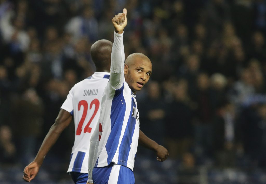 ياسين براهيمي يتفوق على ميسي ورونالدو