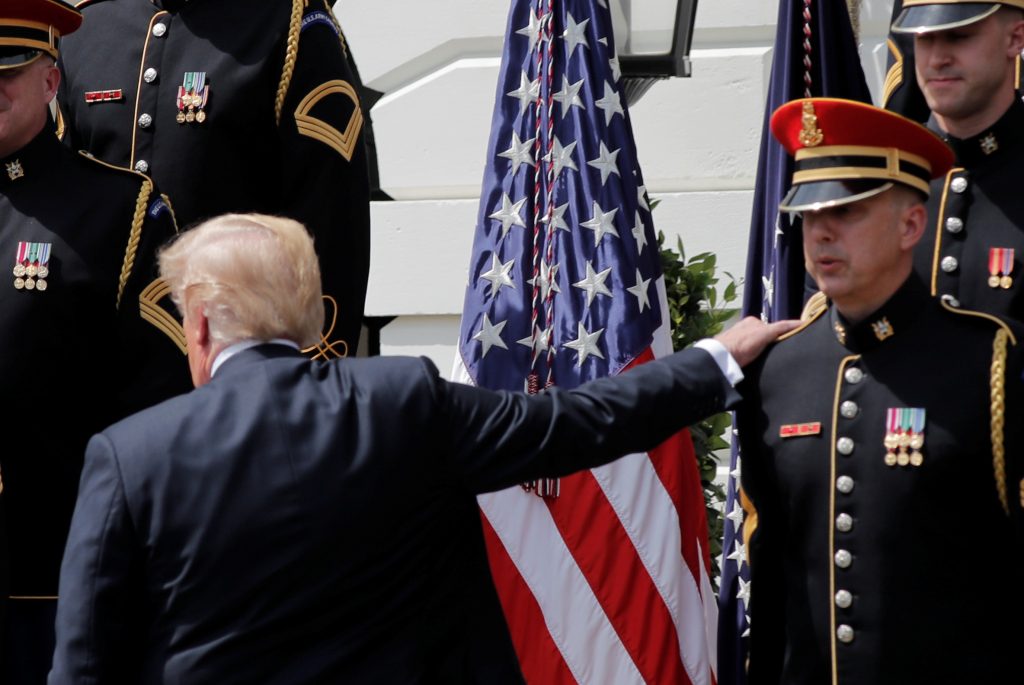 الرئيس دونالد ترمب منشآت احتجاز للمهاجرين الجيش الأميركي