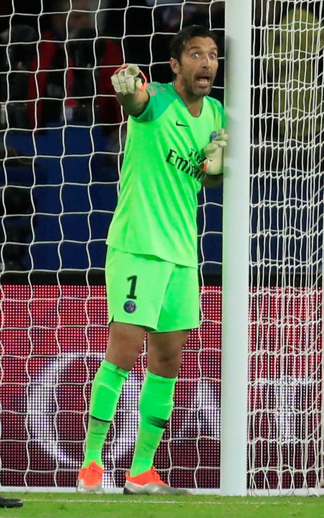 حارس مرمى باريس سان جيرمان الفرنسي جانلويجي بوفون (رويترز)