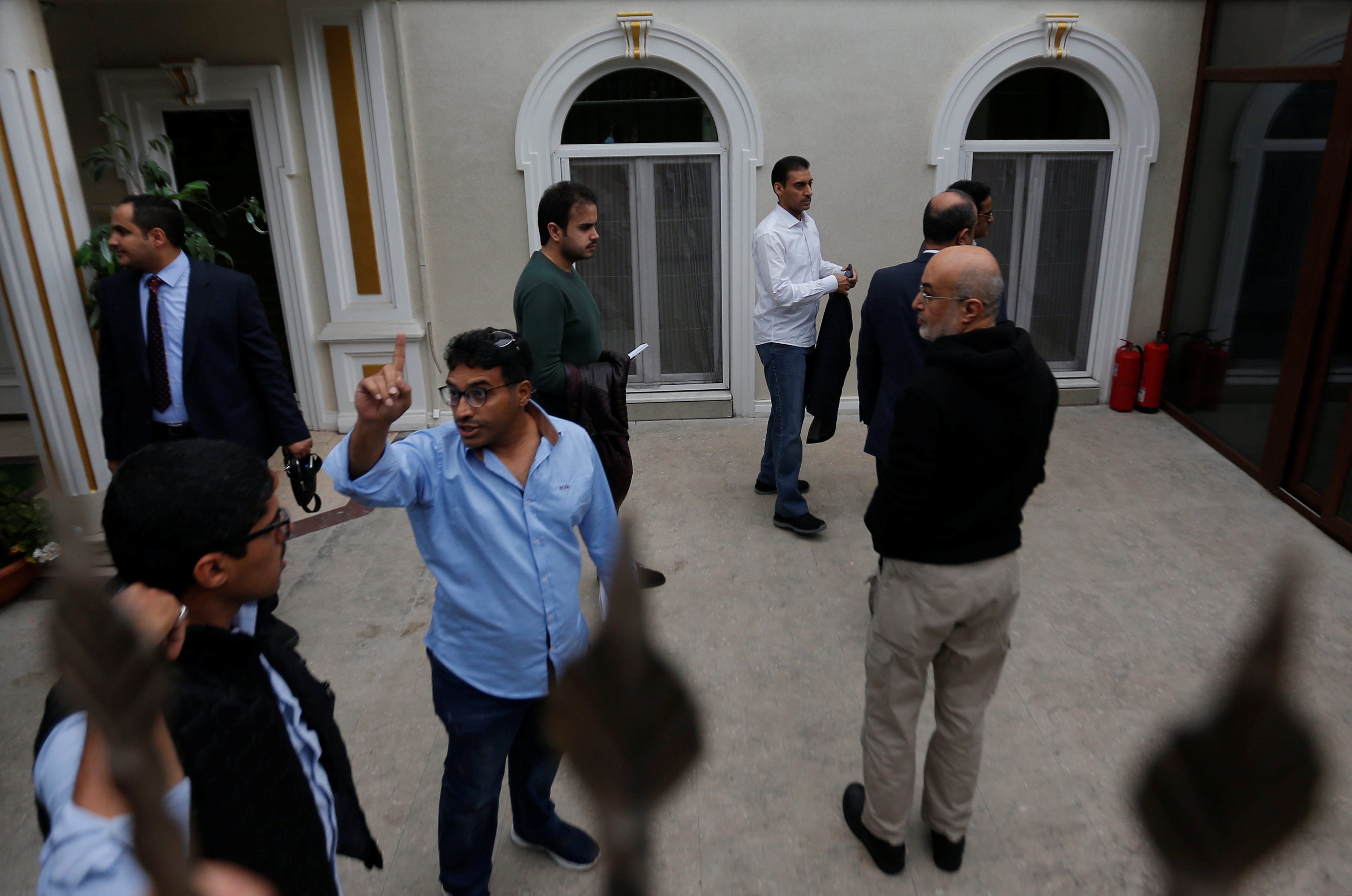 مسؤولون سعوديون داخل مقل إقامة القنصلي السعودي محمد العتيبي