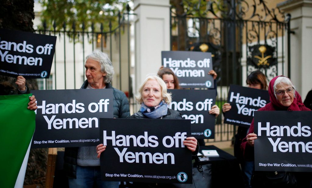 متظاهرون يطالبون وقف الحرب في اليمن أمام سفارة السعودية في واشنطن