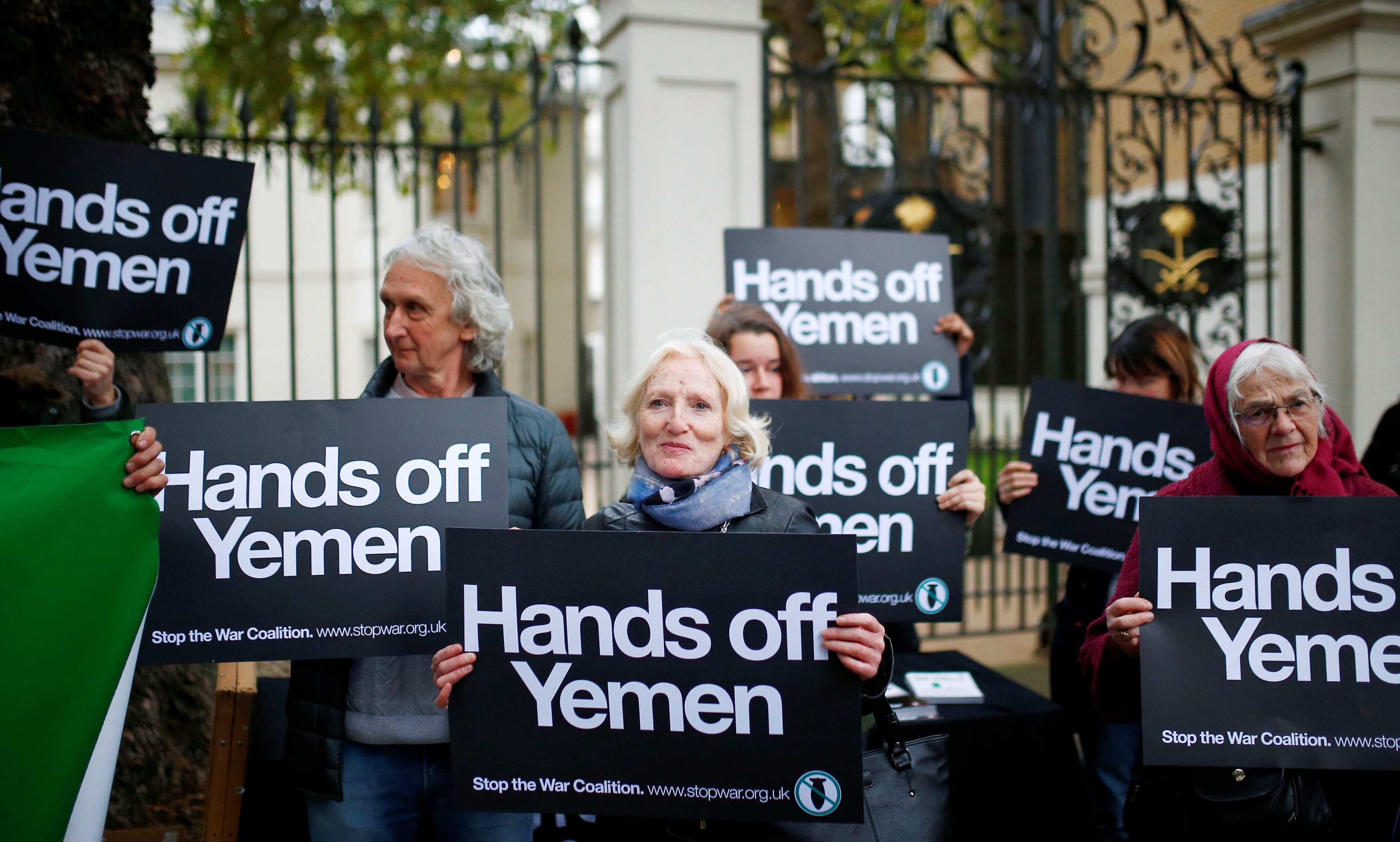 متظاهرون يطالبون وقف الحرب في اليمن أمام سفارة السعودية في واشنطن