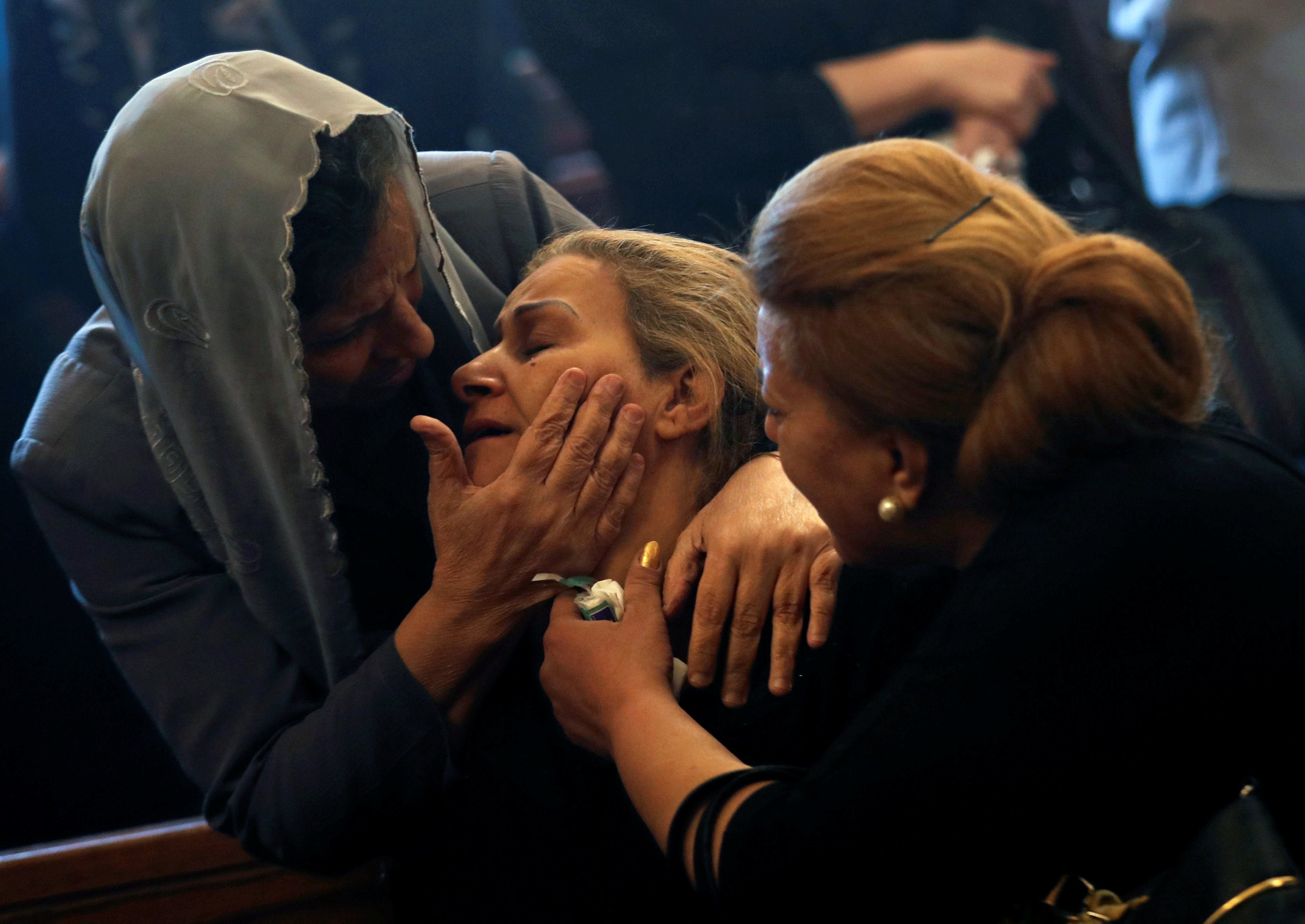 أقباط المنيا يشيّعون ضحاياهم وسط أجواء غاضبة