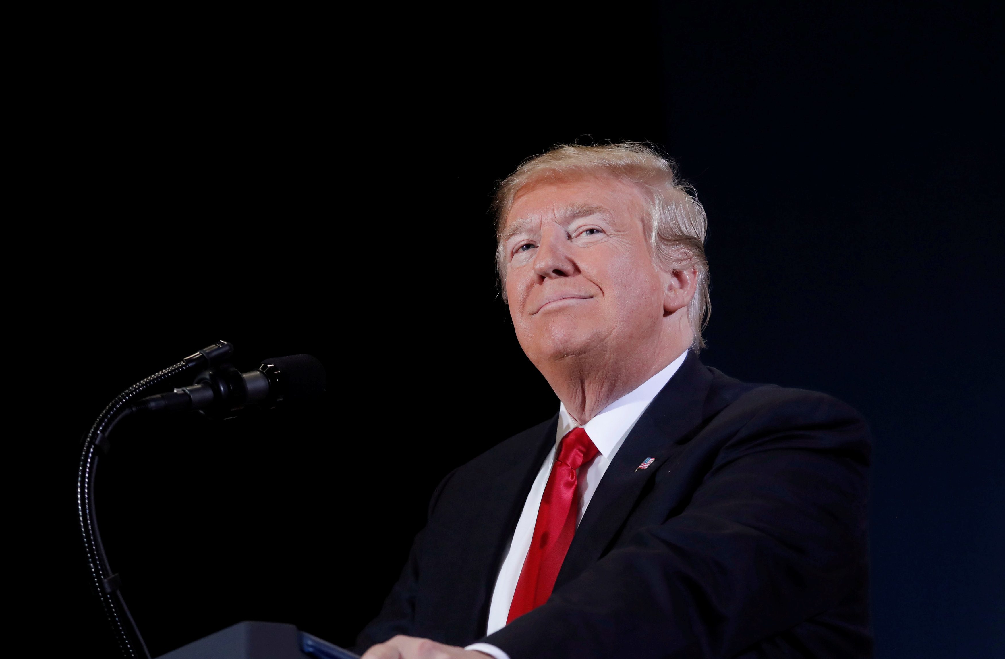 ترامب لأرملة قاض خلال حفل عام بعد أن عرف أن لهما 9 أبناء: «لقد كنتما مشغولين للغاية