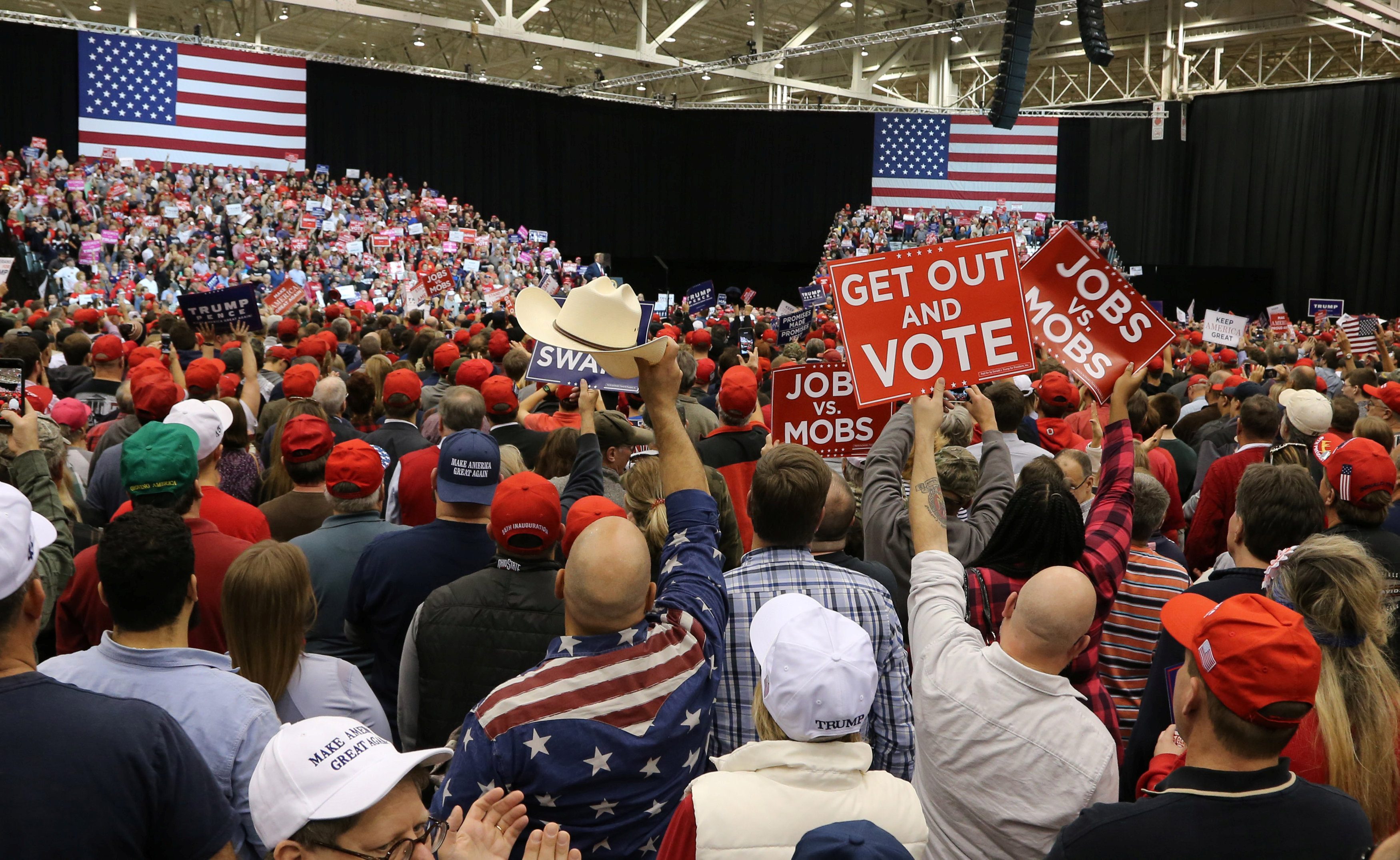 الديمقراطيون ينتزعون مجلس النواب من الجمهوريين.. وحزب ترمب يحتفظ بمجلس الشيوخ في الكونغرس