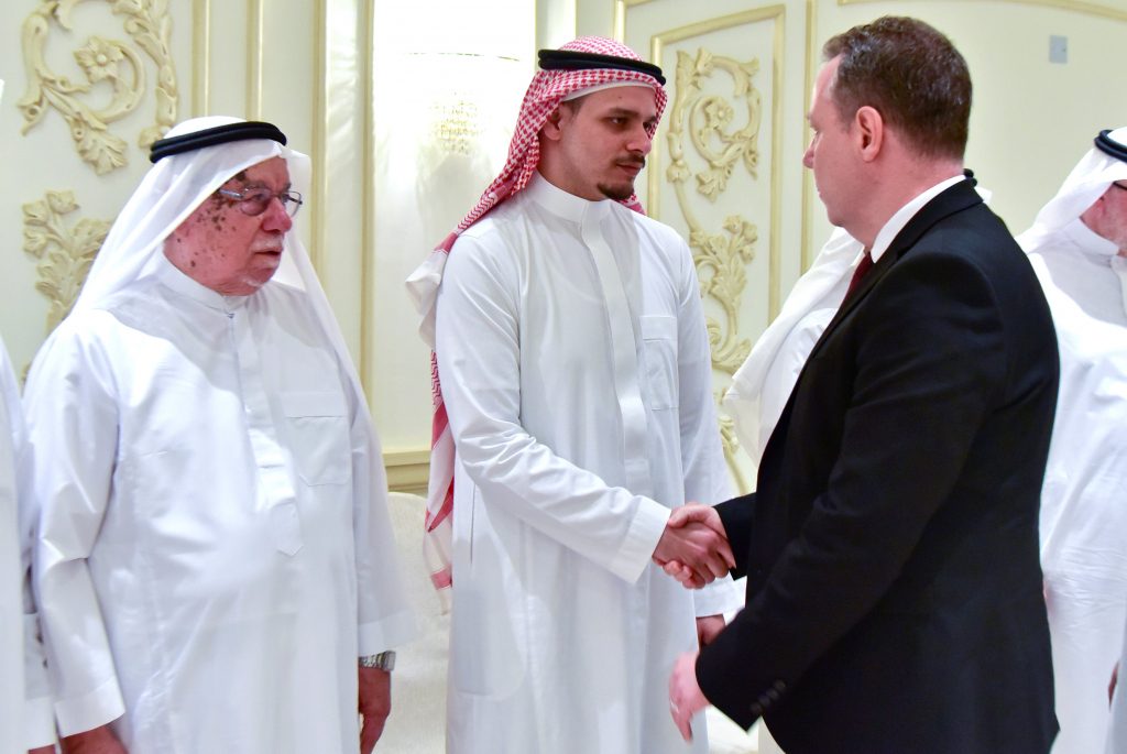 نجل خاشقجي يقيم عزاء والده في مدينة جدة