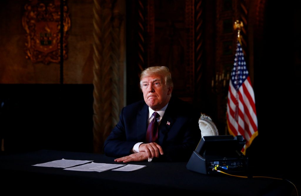 الرئيس الأمريكي دونالد ترامب على مكتبه في البيت الأبيض بواشطن / رويترز