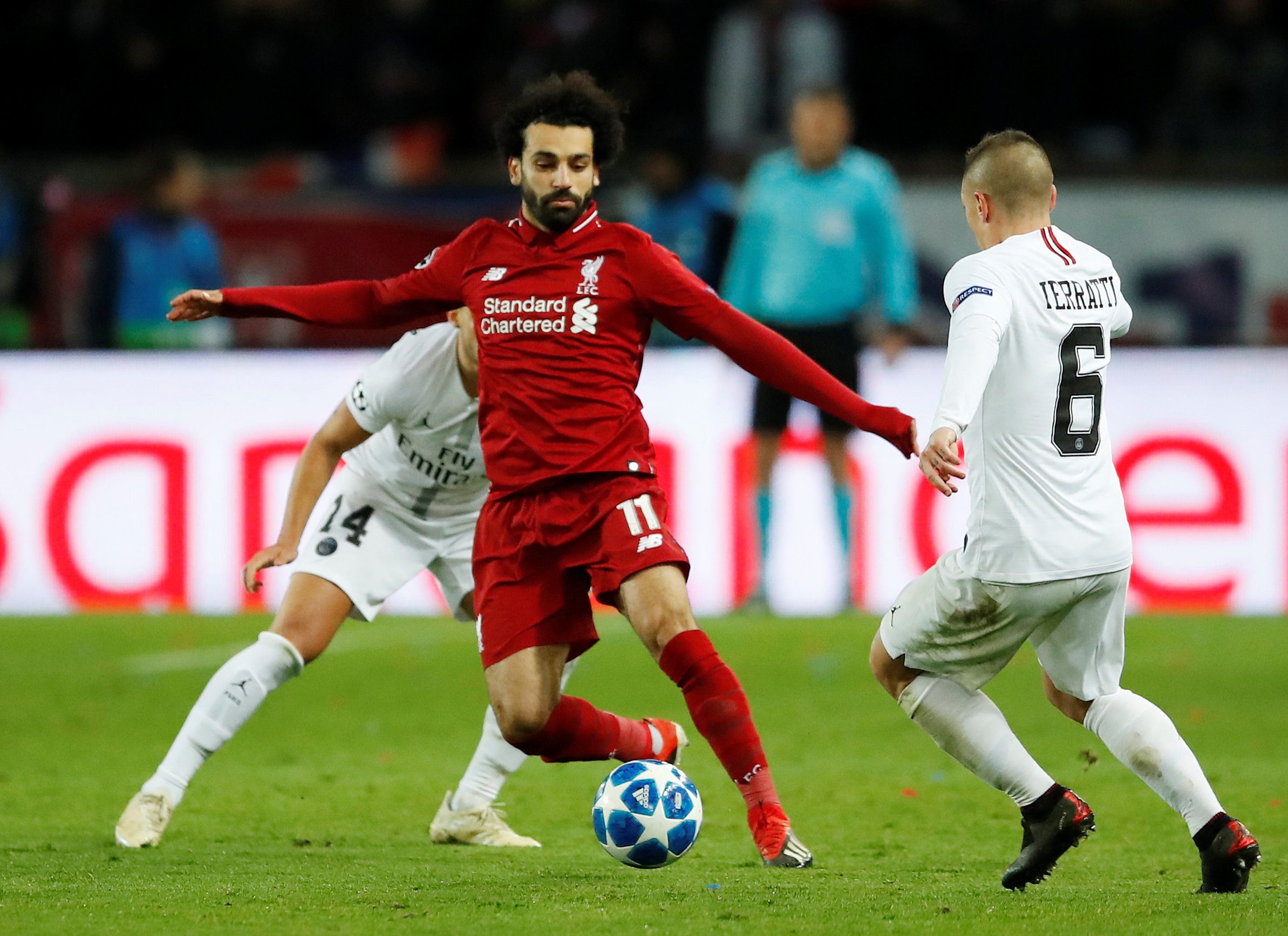 لاعب ليفربول الإنكليزي والمنتخب المصري محمد صلاح في مواجهة باريس سان جيرمان ضمن منافسات دوري أبطال أوروبا (رويترز)