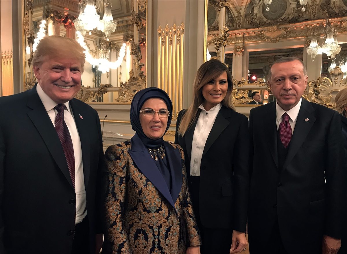 صورة جماعية للرئيس التركي أردوغان وزوجته مع الرئيس الأميركي ترمب وزوجته/ الأناضول