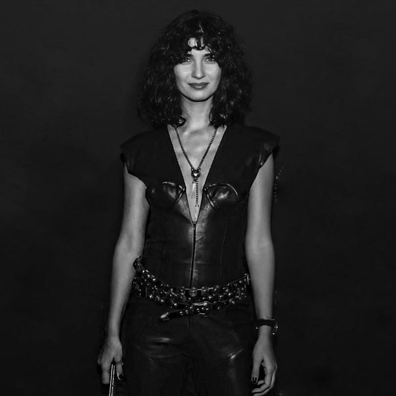 طوبى بويوكوستون بإطلالة جريئة في حفل جوائز "إيمي أووردز"