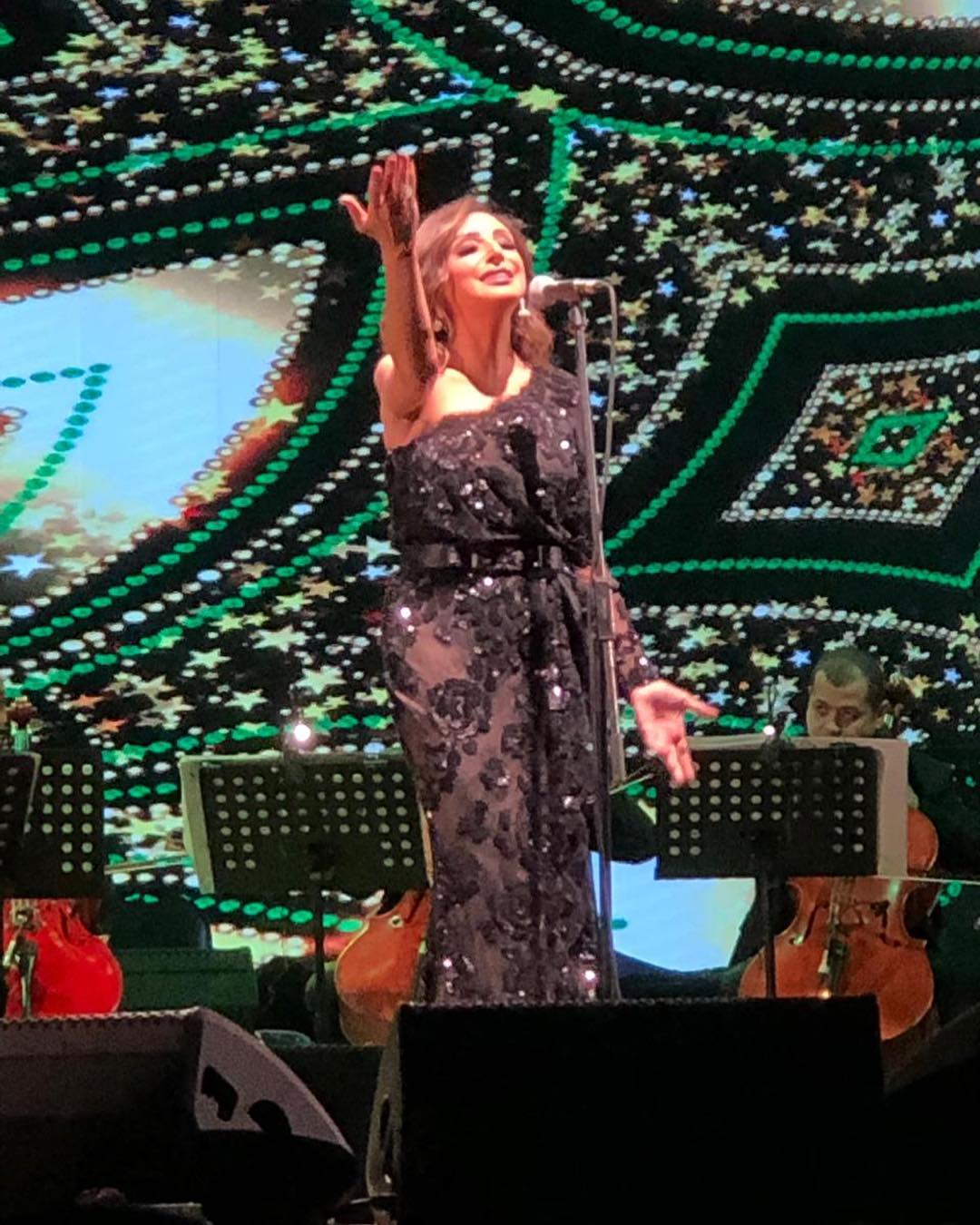 المغنية المصرية أنغام تبكي على المسرح