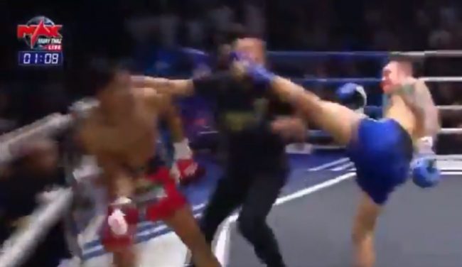 بضربة قاضية واحدة أسقط الحكَمَ وخصْمَه.. شاهد الضربة الطريفة التي نفَّذها ملاكم تايلاندي في رياضة الــ«مواي تاي»  