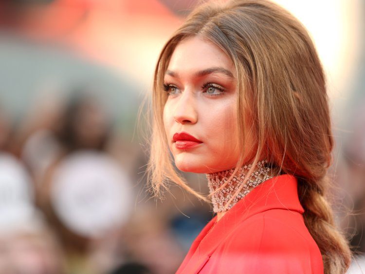 جيجي حديد تردّ على منتقديها: أنا نصف فلسطينية