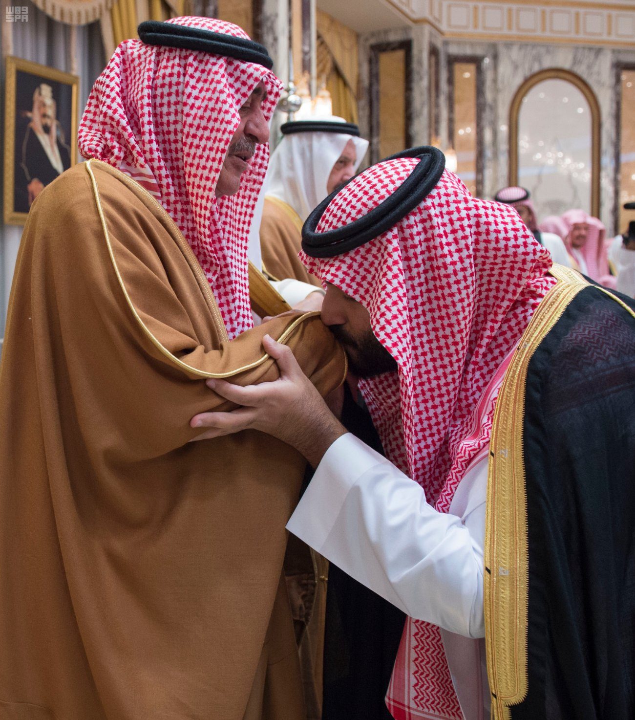 محمد بن سلمان يبايع مقرن بن عبد العزيز ولي لولي العهد/ رويترز