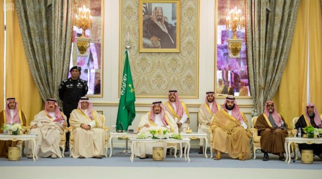 زار حائل لإنقاذ إنجازات الجد من أفعال الحفيد.. الملك سلمان يعود إلى الوسائل التقليدية لحشد الولاء بالزيارات والأموال