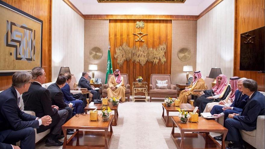 لماذا التقى محمد بن سلمان بوفد من الإنجيليين الأميركيين لمدة ساعتين؟