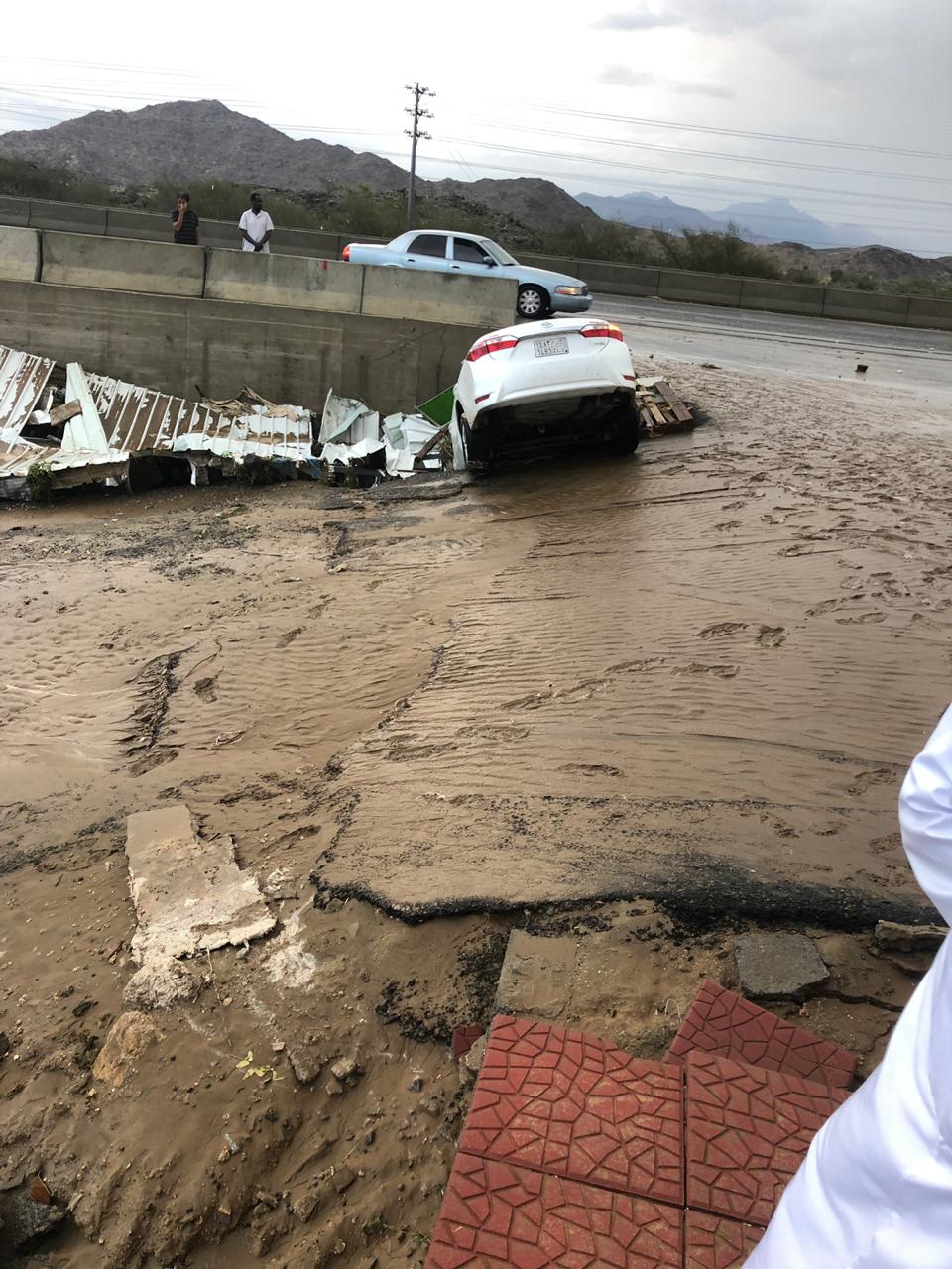 فيضانات تضرب مدناً بالسعودية.. فيديوهات وصور لسيول جارفة تغرق حافلتين بالمدينة المنورة